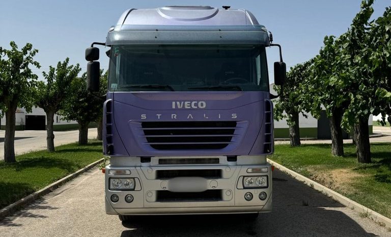 
								CAMION PARA CABALLOS IVECO AS440S4OT/P completo									