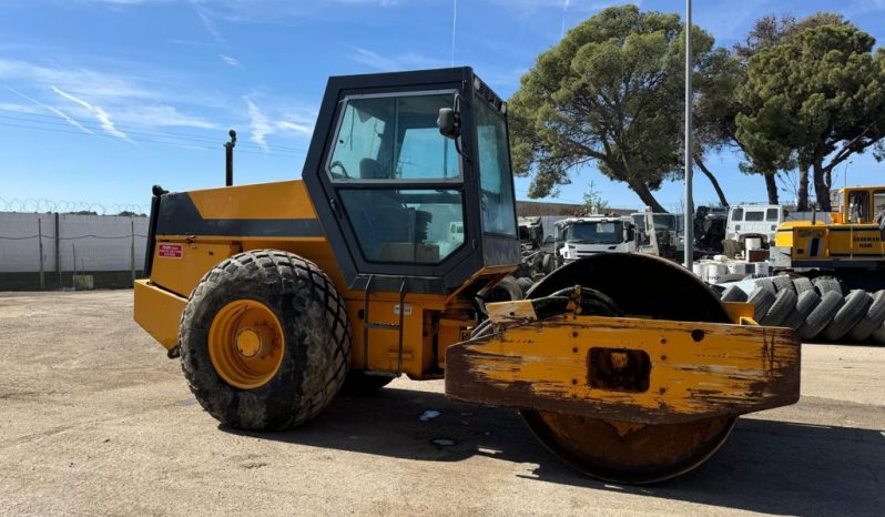 
								MAQUINA APISONADORA KOMATSU JV 110 A completo									