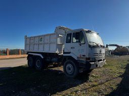 
										CAMION NISSAN CON CAJA completo									