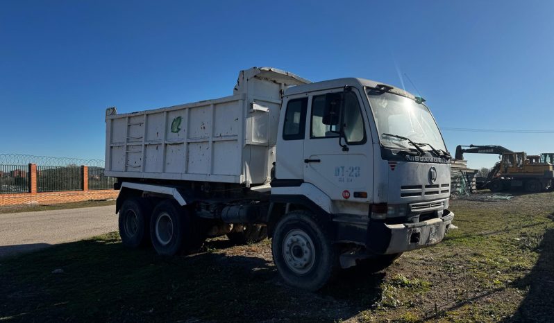 
								CAMION NISSAN CON CAJA completo									