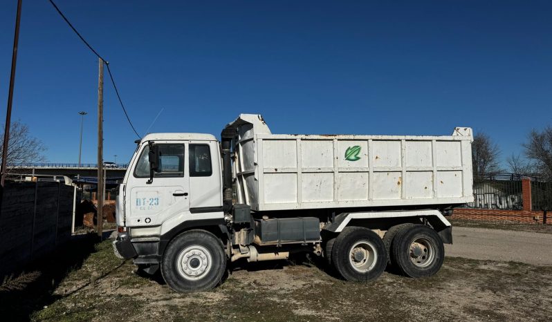 
								CAMION NISSAN CON CAJA completo									