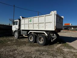 
										CAMION NISSAN CON CAJA completo									