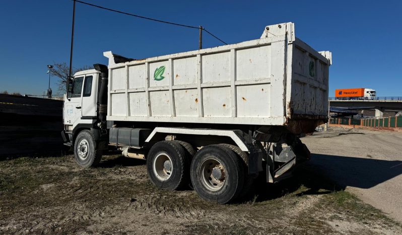 
								CAMION NISSAN CON CAJA completo									